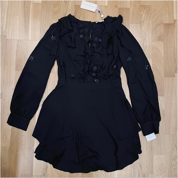 FOR LOVE & LEMONS VIVI EMBROIDERY DRESS IN SZ MEDIUM (BELT IS NOT INCLUDED) - Picture 3 of 5